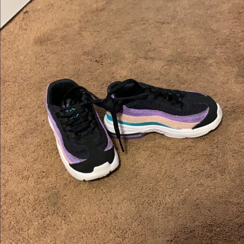 Sneakers - Picture 2 of 4
